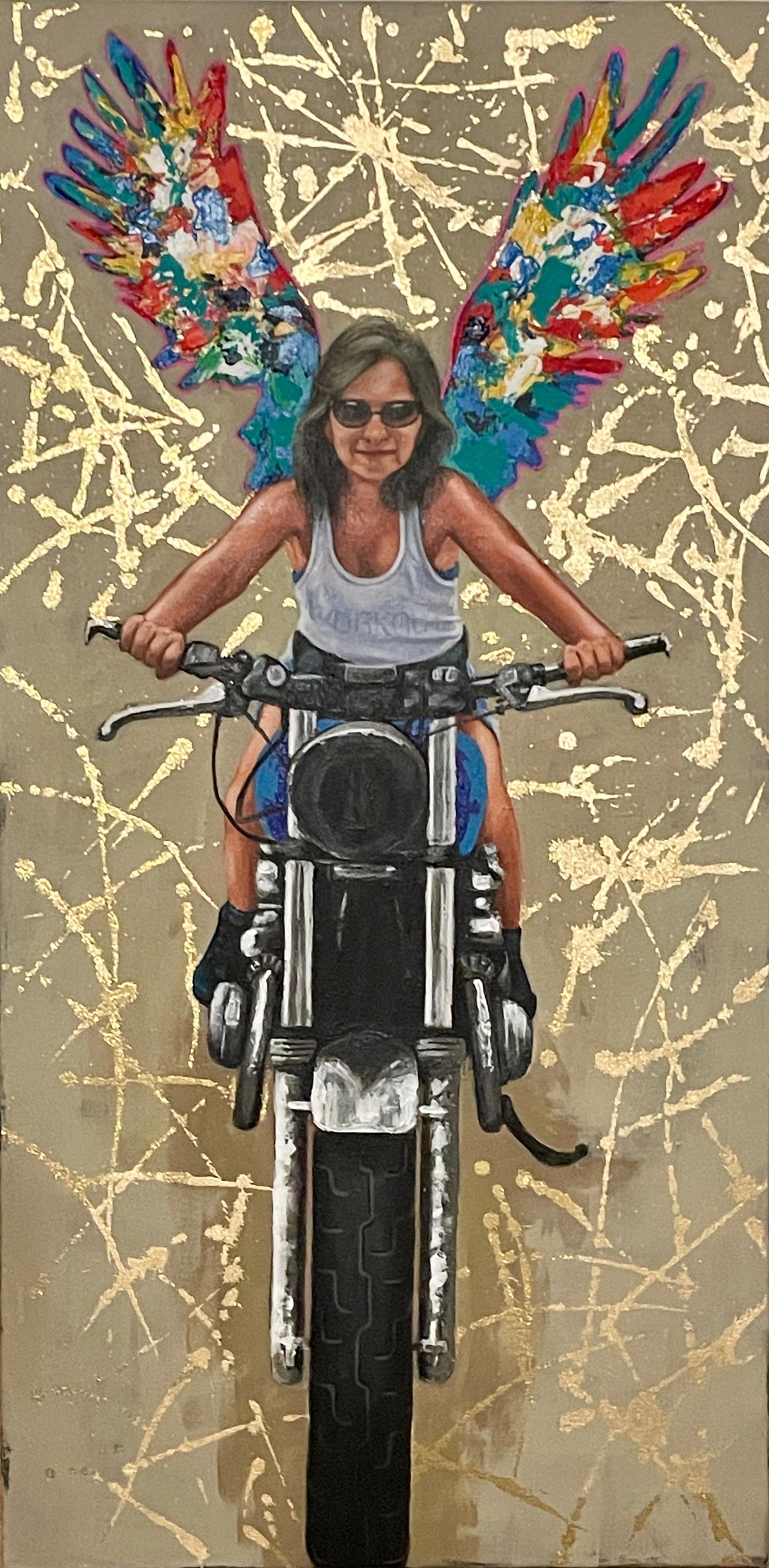 MUJER CON ALAS Y MOTO